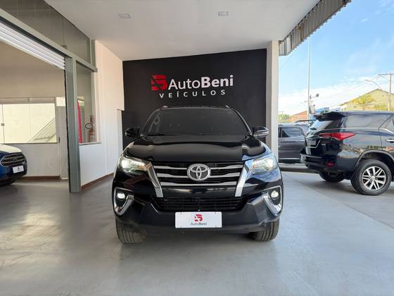 TOYOTA HILUX SW4 2.8 SRX 4X4 7 LUGARES 16V TURBO INTERCOOLER DIESEL 4P AUTOMÁTICO TOYOTA HILUX SW4 2.8 SRX 4X4 7 LUGARES 16V TURBO INTERCOOLER DIESEL 4P AUTOMÁTICO